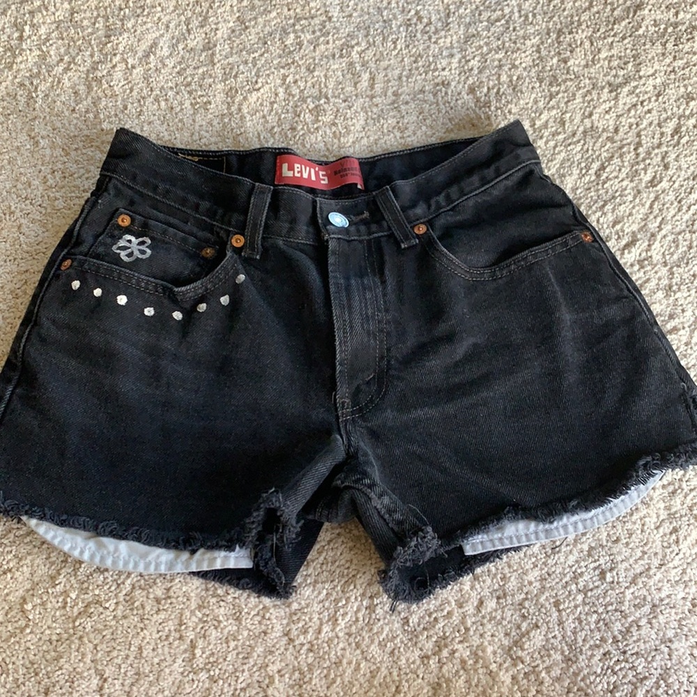Size 28 Hand-painted 550 Black Levi’s Shorts